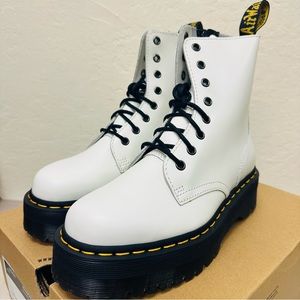 Dr. Martens Jadon Platform Classic 8-Eye Boot
